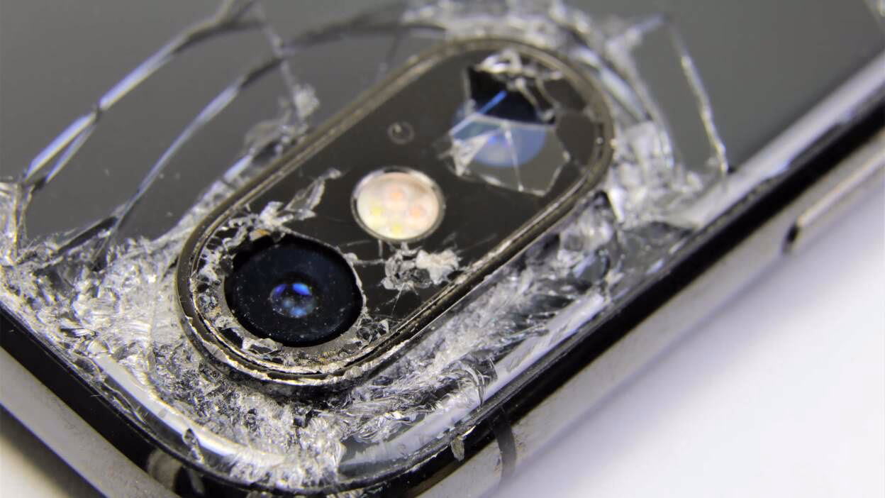 Can a broken iPhone camera break a screen?