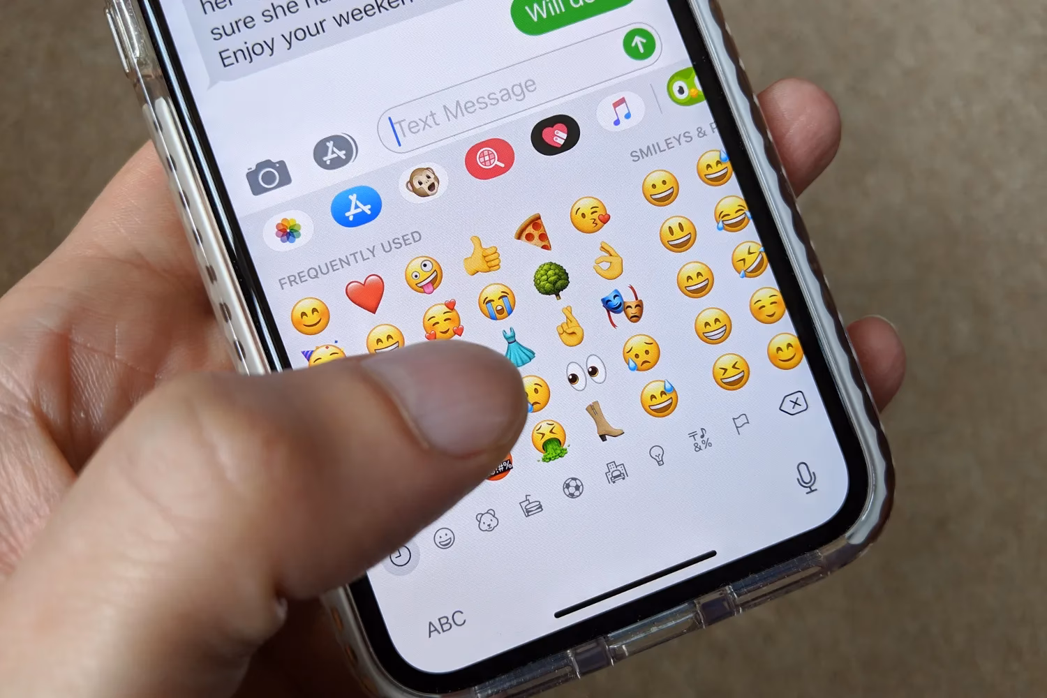 How to use emoji on iPhone?
