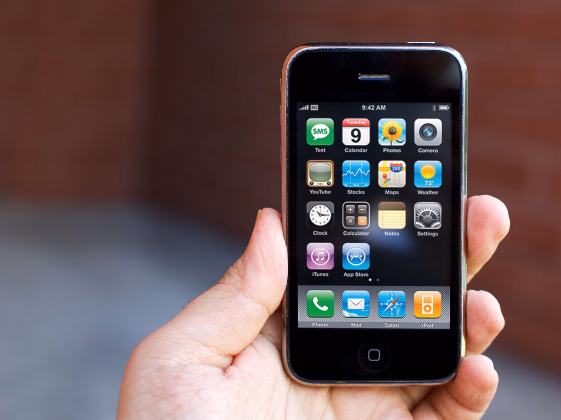 What features were introduced with the iPhone 3G?