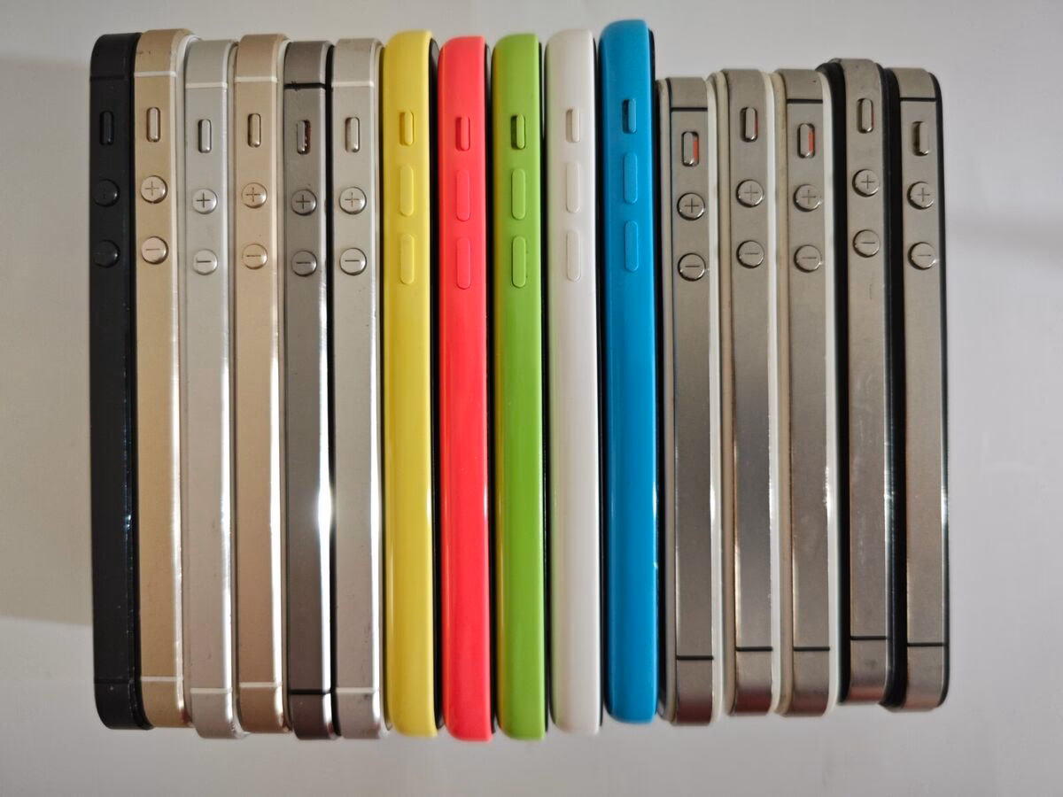 What color is the iPhone 4 backlight?