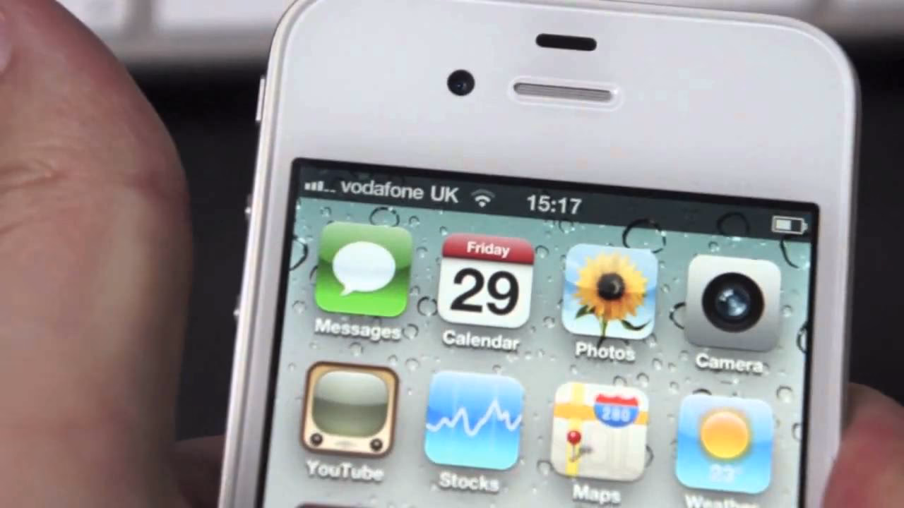 Does iPhone 4 lose reception when held by antenna band?