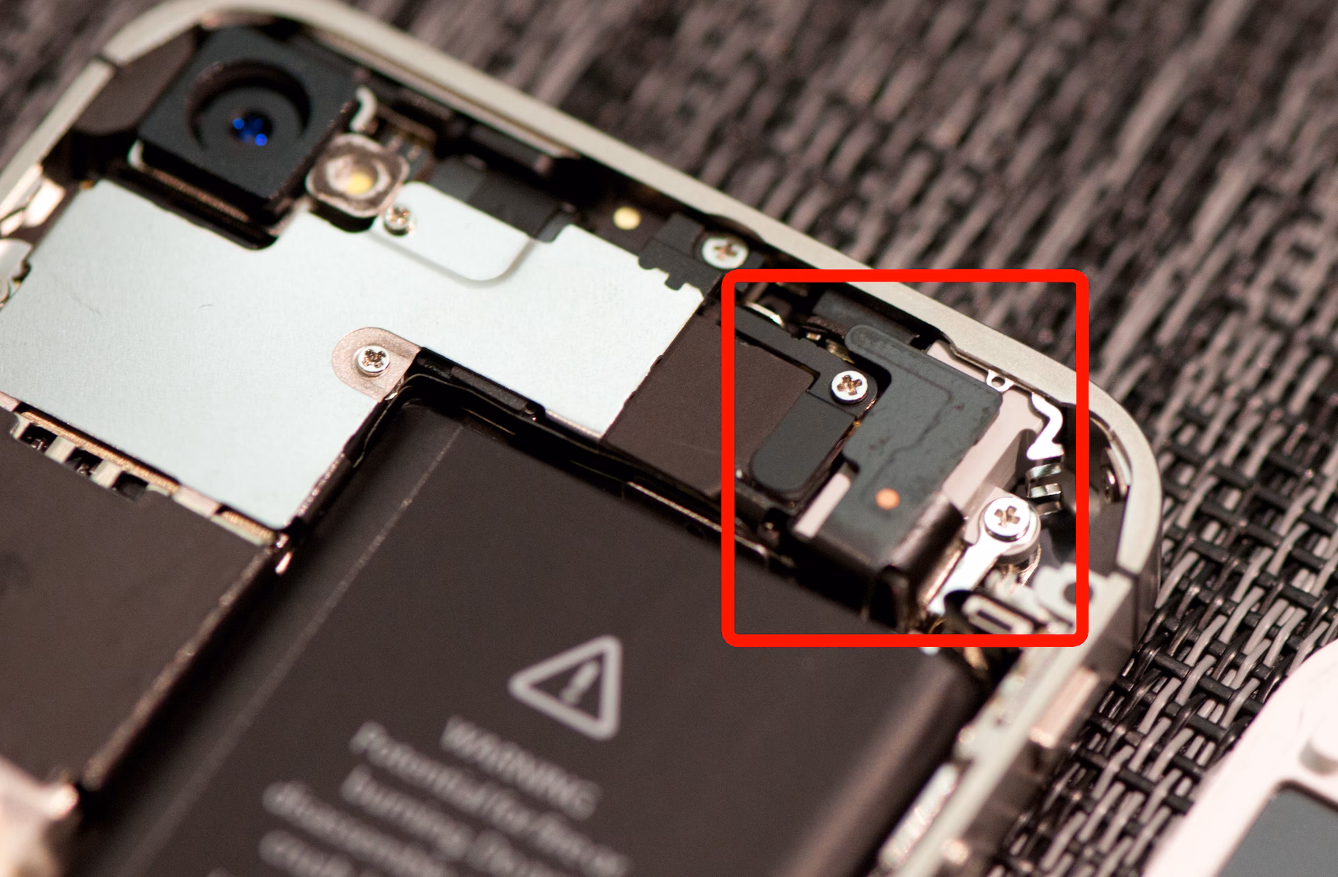 How do I replace the antenna on my iPhone 4S?