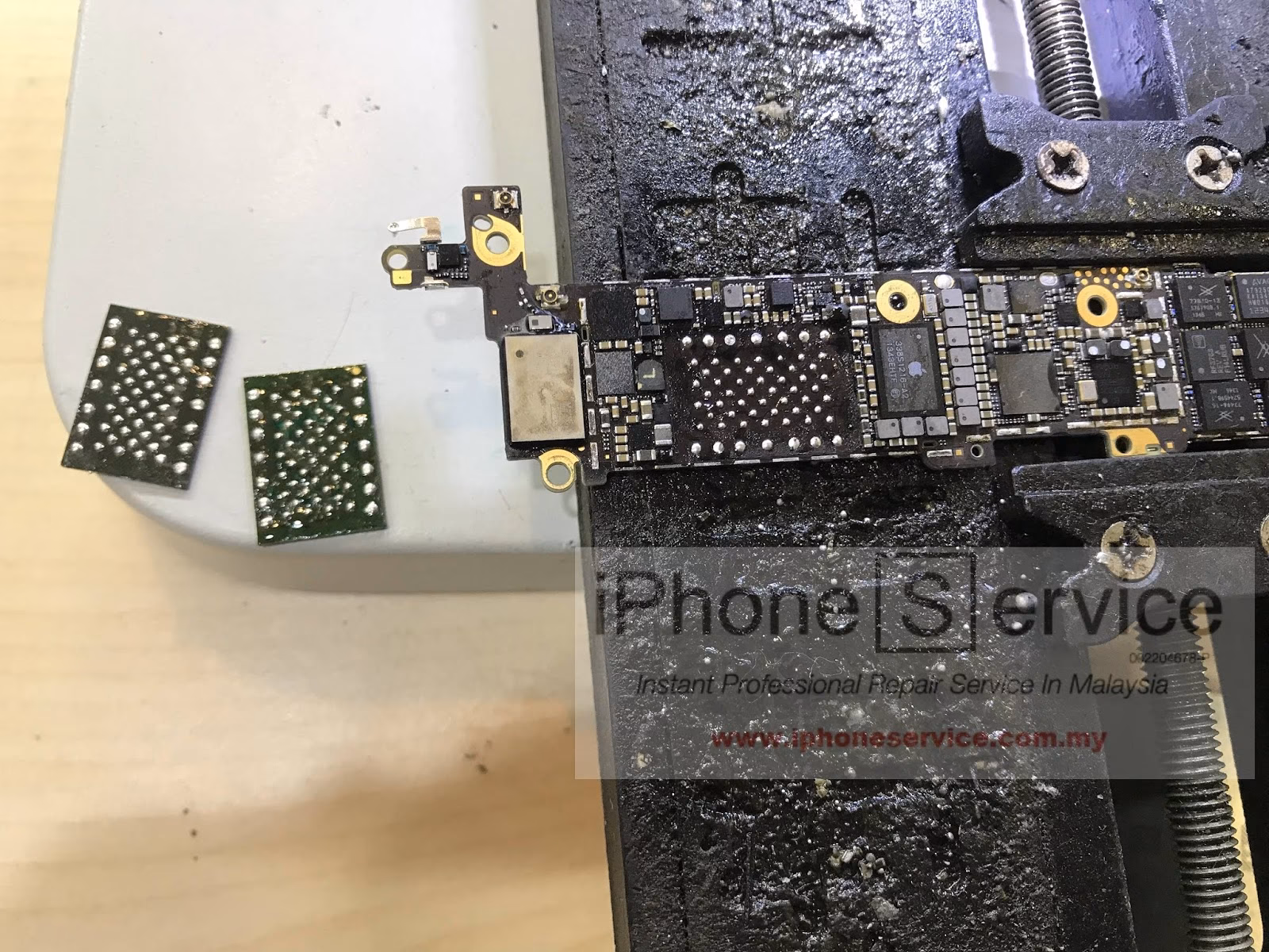 What causes red dots on iPhone screen?