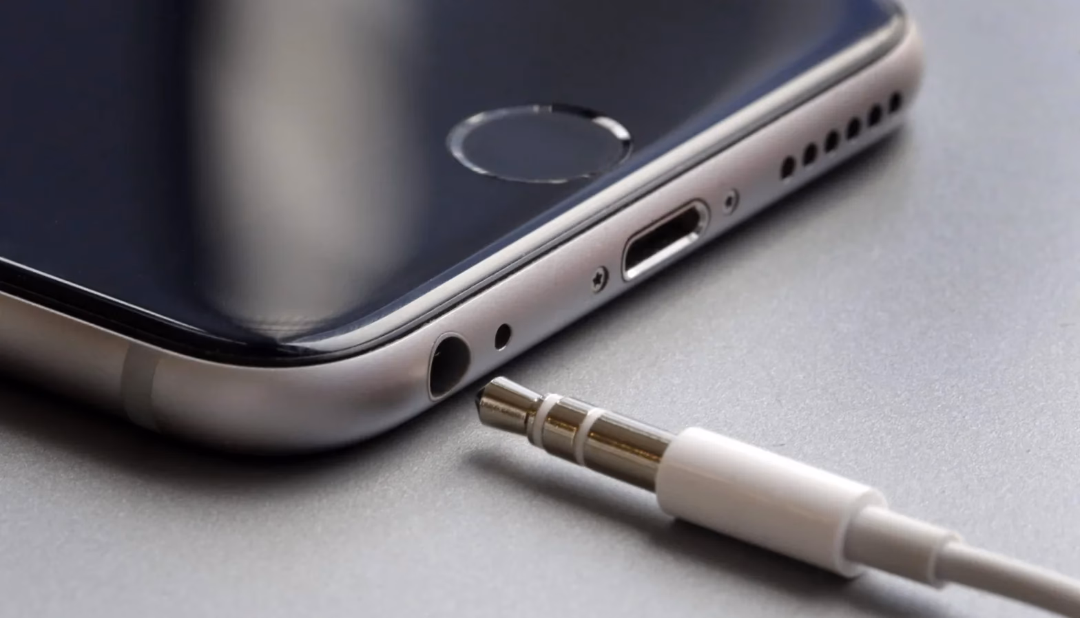 Does the 2020 iPhone SE have a headphone jack?