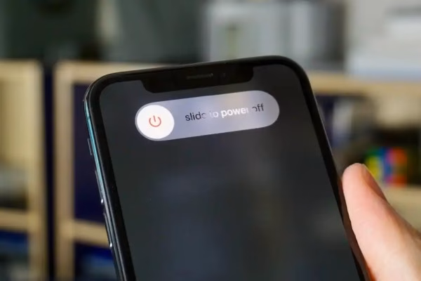 Как отключить айфон если он застрял в выключении?
