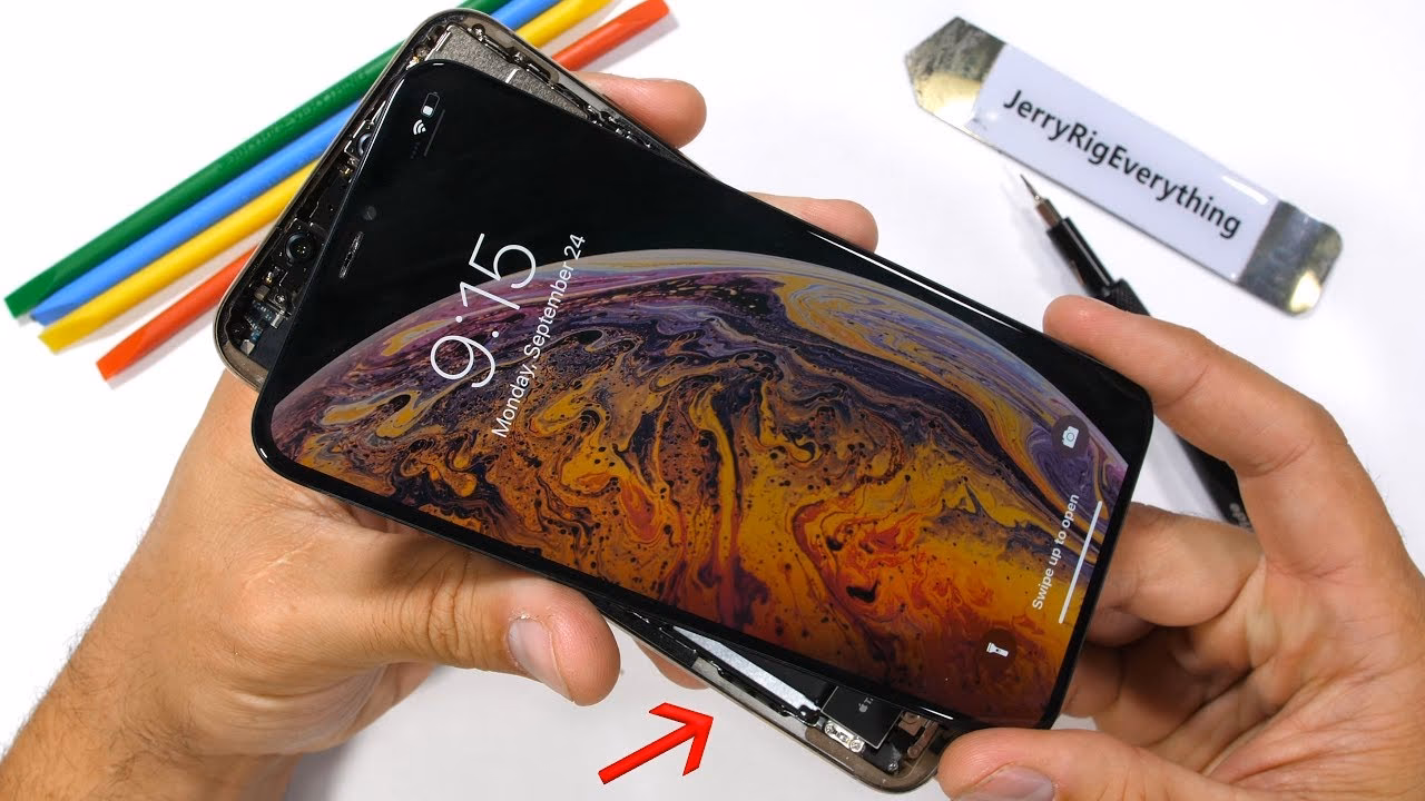 Does iPhone XS have a home button?