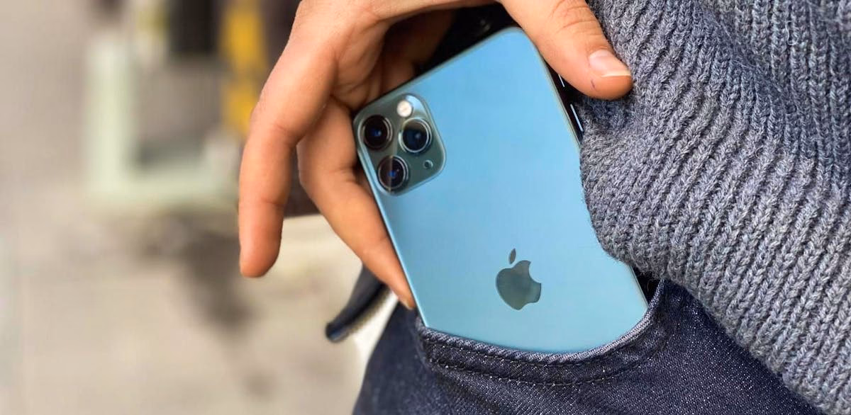 What is the SAR level on iPhone 11?